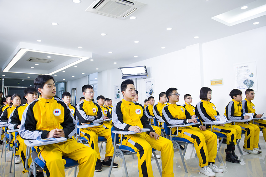 西安汽车修理技术培训学校哪家好，陕西学技术汽修学校哪家好？