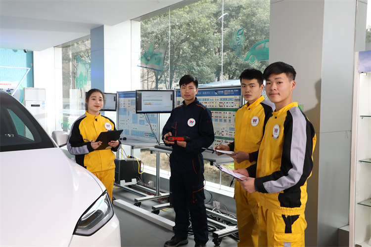 【油车维修工不会修新能源车？】短期的汽车新能源技术更适合成年人选择！