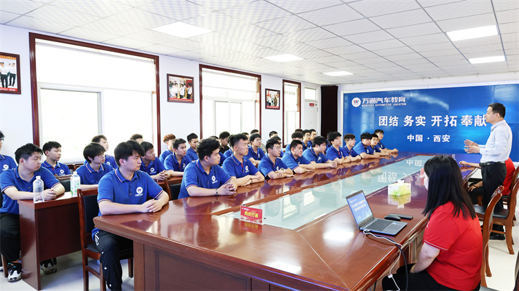 西安万通&恒泰特斯拉2025新能源双高班启航：总监课堂进校园，学子入企探未来
