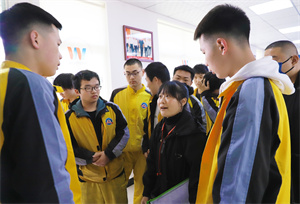 教学上岗紧密衔接——鑫亚特汽车集团到我?？棺ǔ≌衅? width=